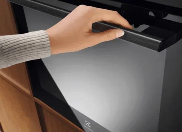 Електрична духова шафа Electrolux, 72 л, клас енергоефективності A+, з дисплеєм, конвекційним приготуванням, піролізом та телескоп