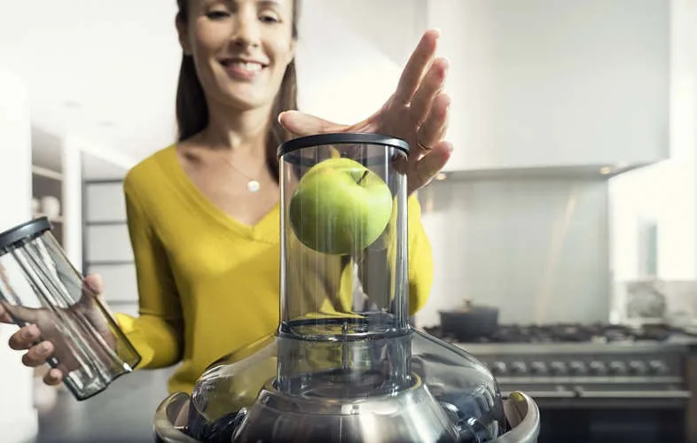 Соковитискач Philips Avance Collection 1000Вт, чаша 1л, жмих 2.1л, жолоб для цілих яблук.