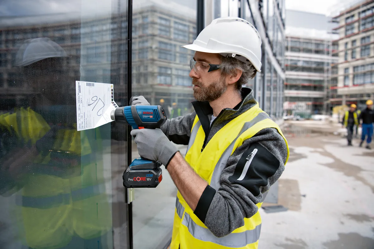 Акумуляторний будівельний фен Bosch Professional GHG 18V-50, 18В, 300/500°C, 175 л/хв, вага 0.59 кг, без батареї та аксесуарів.