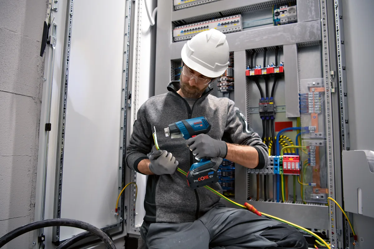 Акумуляторний будівельний фен Bosch Professional GHG 18V-50, 18В, 300/500°C, 175 л/хв, вага 0.59 кг, без батареї та аксесуарів.