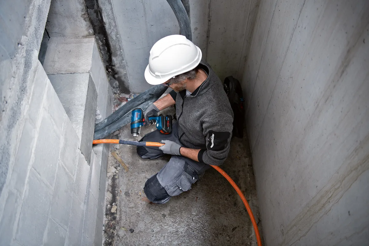 Акумуляторний будівельний фен Bosch Professional GHG 18V-50, 18В, 300/500°C, 175 л/хв, вага 0.59 кг, без батареї та аксесуарів.