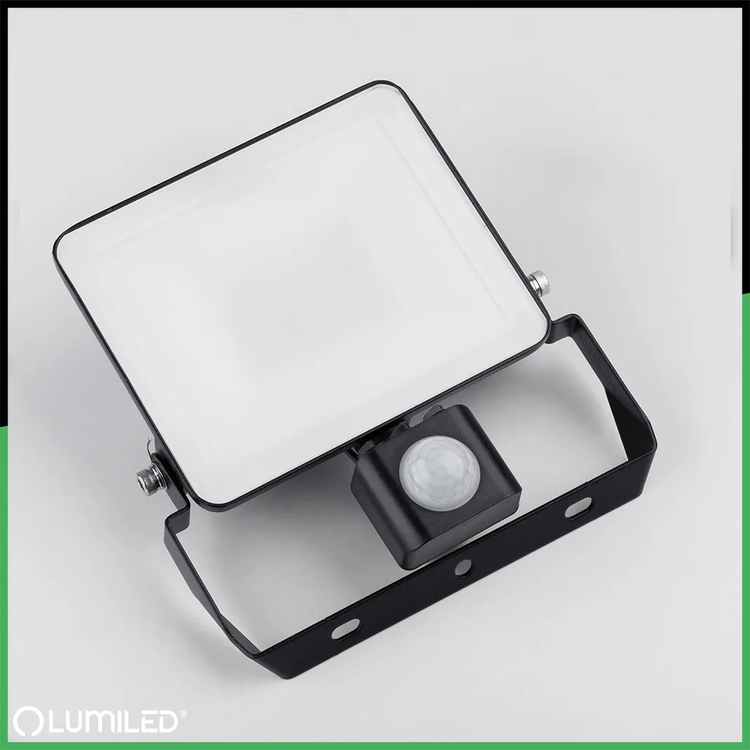LED-прожектор LumiLED 20W чорний пластик 16х15 см