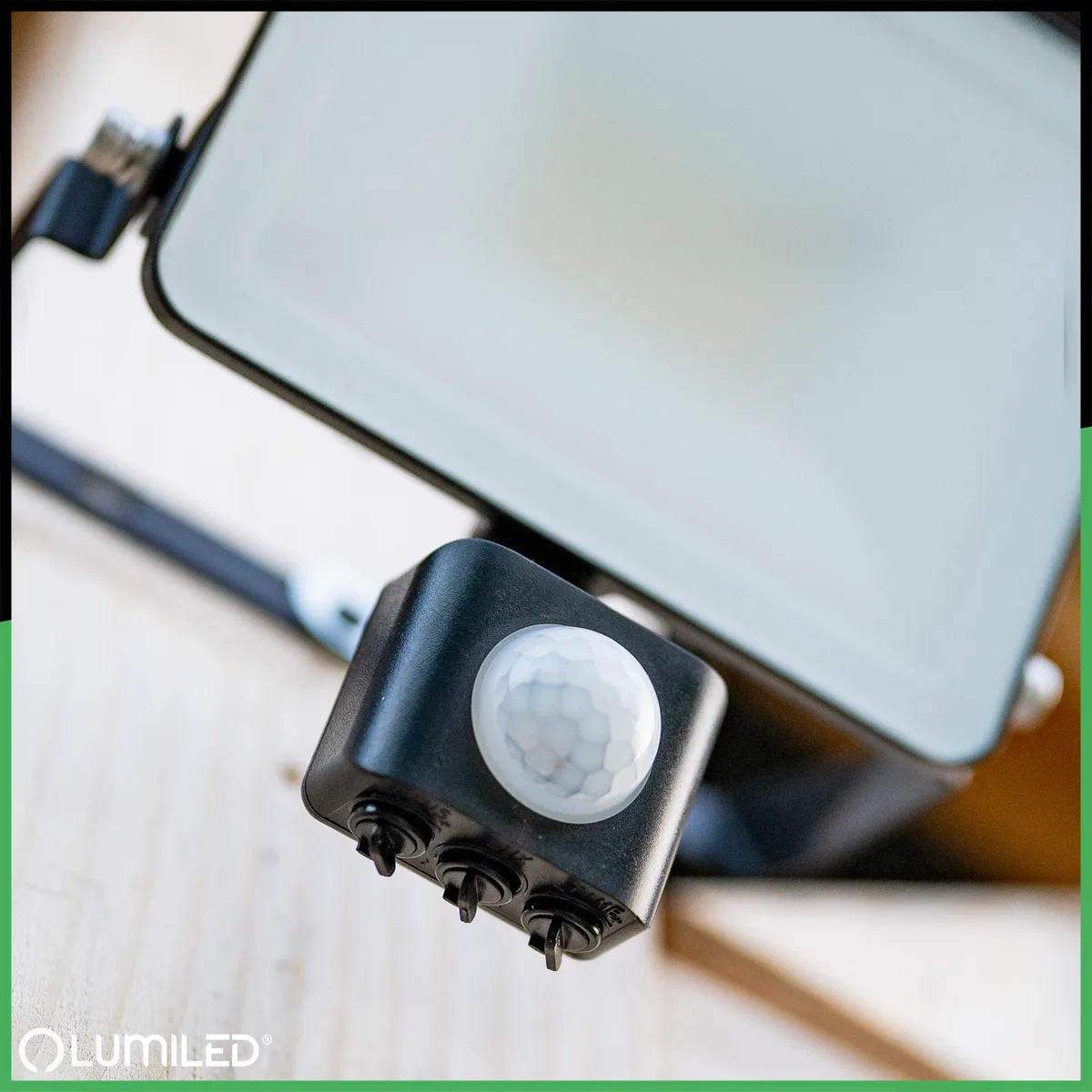 LED-прожектор LumiLED 20W чорний пластик 16х15 см