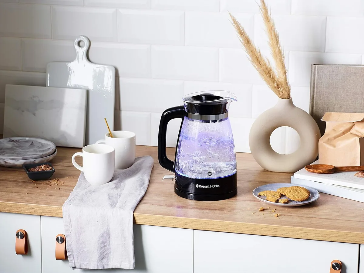 Електричний чайник Russell Hobbs Hourglass 1.7 л, скляний, з підсвічуванням, чорний з сріблястими елементами.