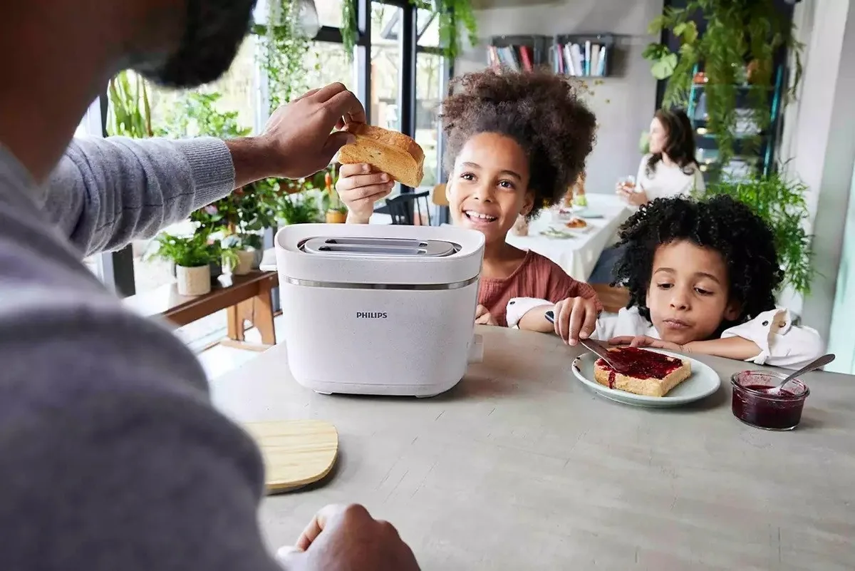Тостер Philips Eco Conscious Edition 830 Вт, з кришкою для захисту від пилу, виготовлений з пластика, білий.