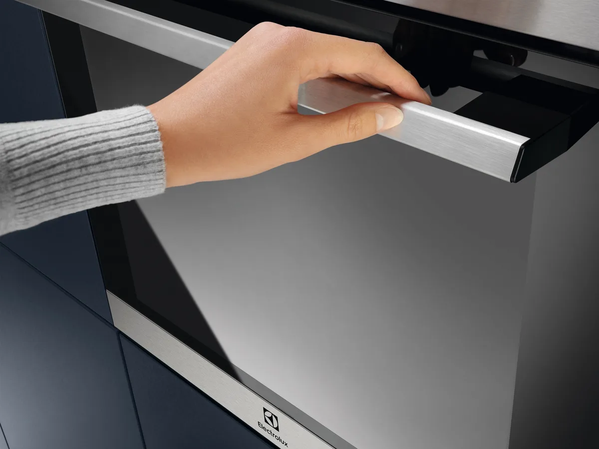 Електрична духова шафа Electrolux, 65 л, клас енергоспоживання A, з дисплеєм, конвекційним приготуванням, з нержавіючої сталі.
