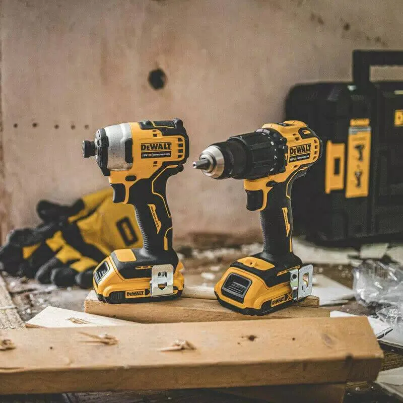 Комплект з двох акумуляторних інструментів DeWalt 18В XR: дриль-шурупокрут DCD709 та ударний шурупокрут DCF80 з двома акумуляторам