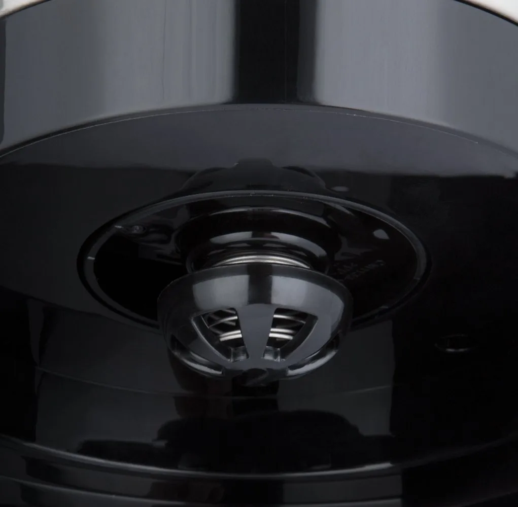 Кавоварка Russell Hobbs крапельного типу Adventure, об'ємом 1 л, для меленої кави, в чорному та сріблястому кольорах.