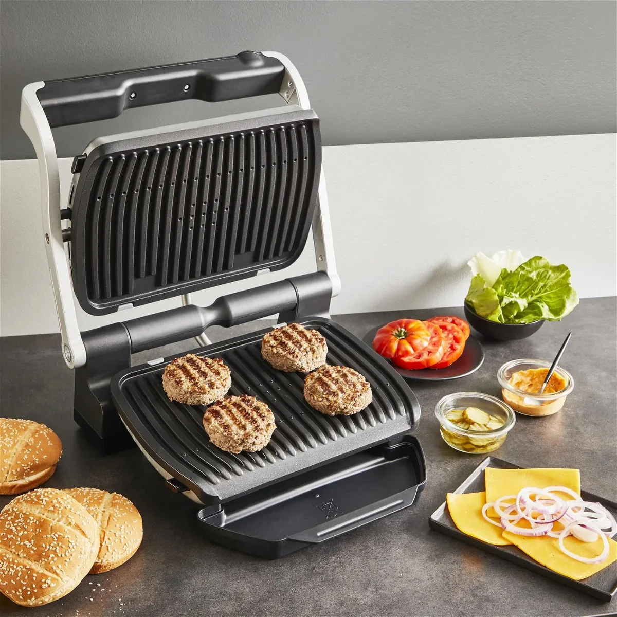 Прилад для грилювання Tefal OptiGrill+ 2000Вт з 4 температурними режимами, знімними пластинами, алюмінієвим та металевим корпусом.