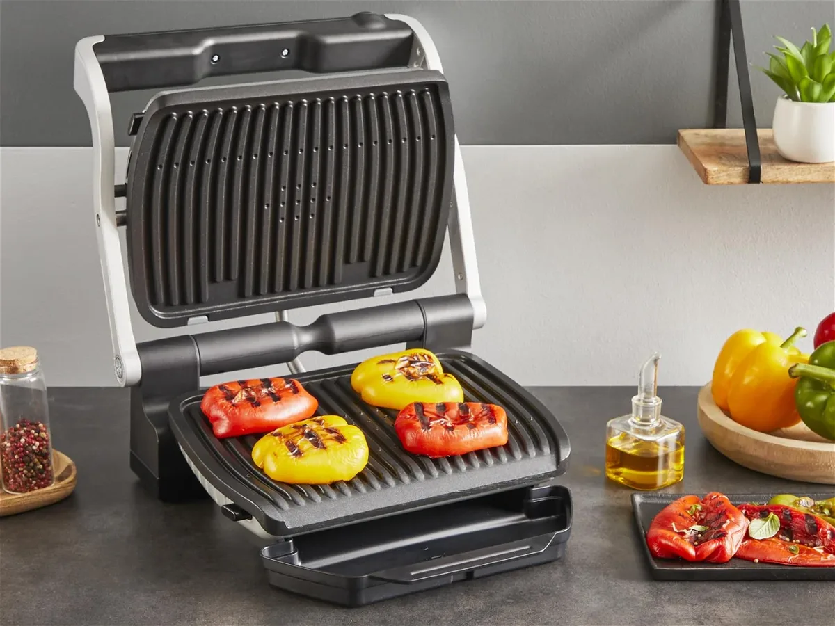 Прилад для грилювання Tefal OptiGrill+ 2000Вт з 4 температурними режимами, знімними пластинами, алюмінієвим та металевим корпусом.