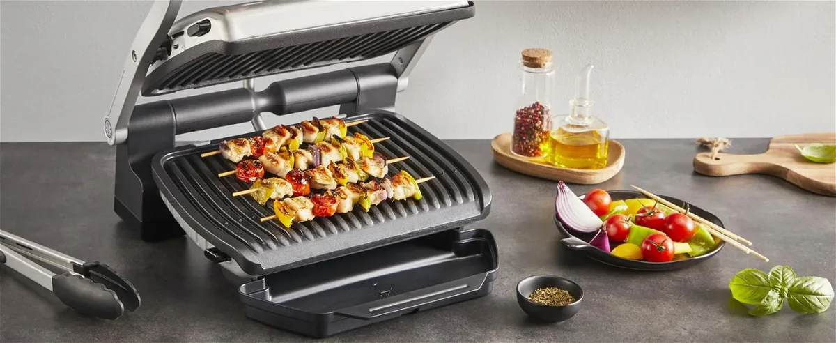 Прилад для грилювання Tefal OptiGrill+ 2000Вт з 4 температурними режимами, знімними пластинами, алюмінієвим та металевим корпусом.