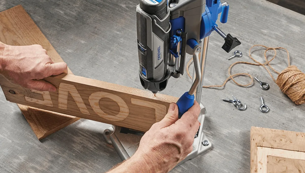 Акумуляторна шліфувально-гравірувальна машина Dremel 8240-3/45 12В з 1х2А·год, 5000-35000 об/хв та 45 аксесуарами.