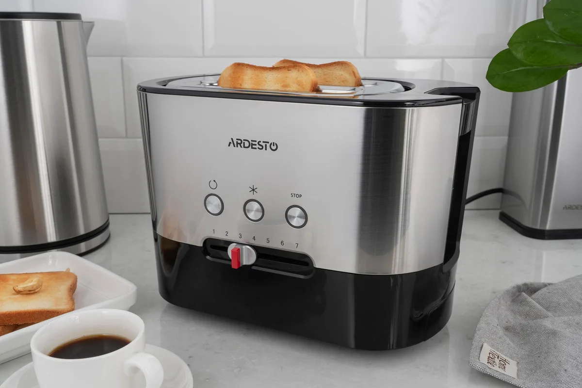 Тостер ARDESTO Steel Collection 1000Вт, металевий/пластиковий, сріблястий з чорними елементами.