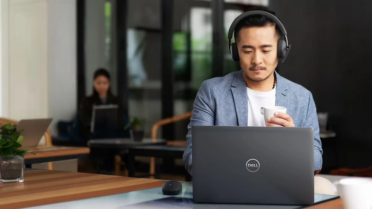 Гарнітура Dell бездротова чорна для ПК та мобільних пристроїв з мікрофоном шумопоглинанням