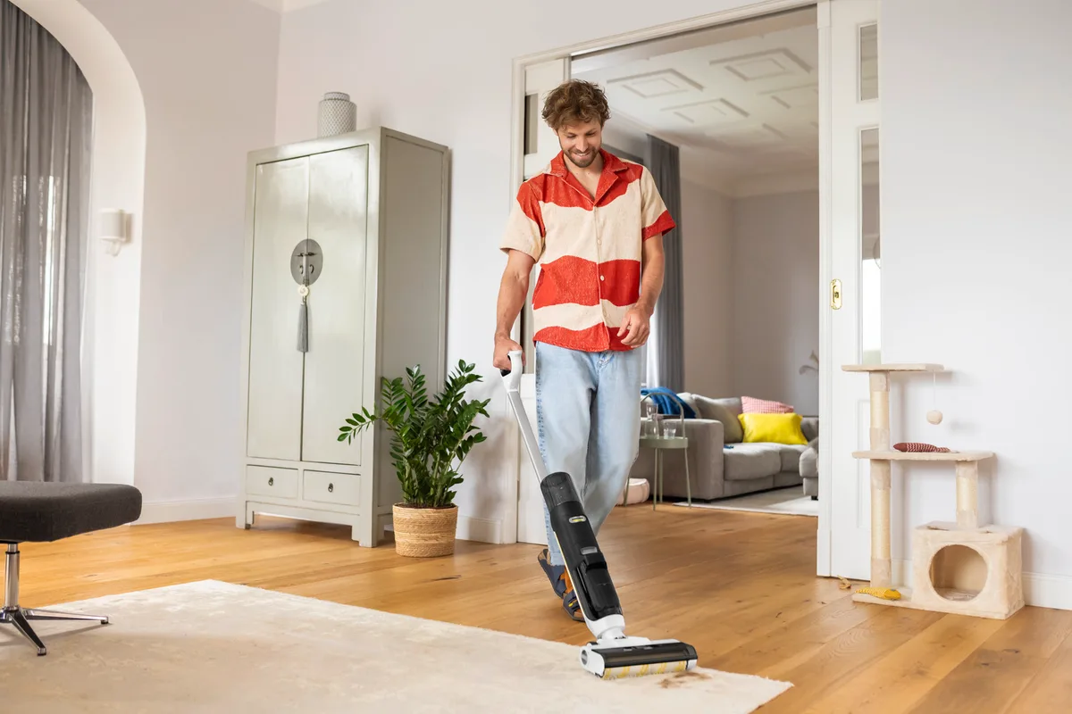 Безпровідний пилосос Karcher FCV 3, потужність 160Вт, об'єм контейнера для пилу 0.45л, об'єм для води 0.8л, автономна робота до 30