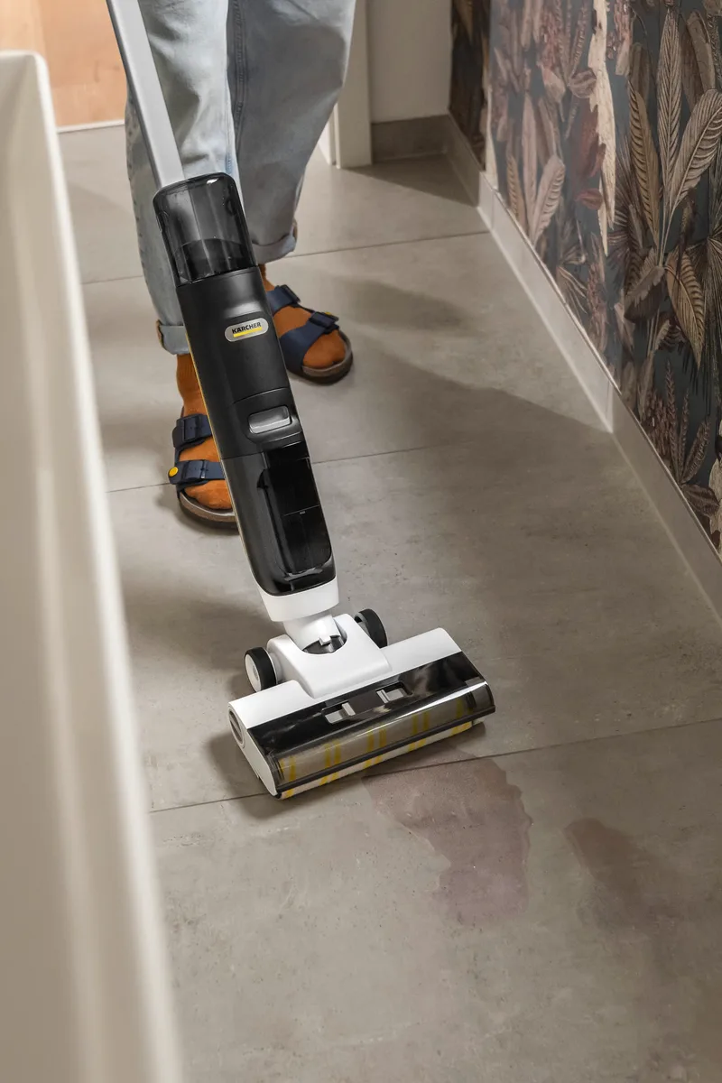 Безпровідний пилосос Karcher FCV 3, потужність 160Вт, об'єм контейнера для пилу 0.45л, об'єм для води 0.8л, автономна робота до 30