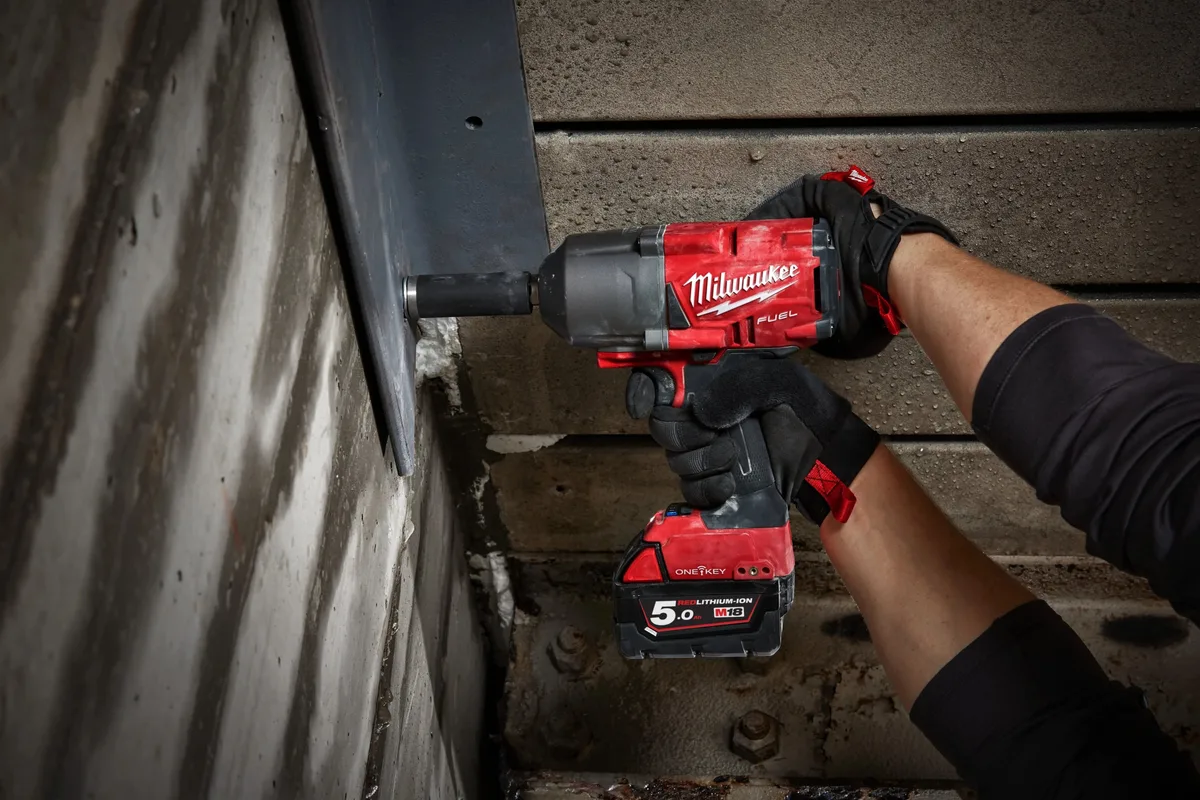 Акумуляторний ударний гайковерт Milwaukee M18 FUEL ONEFHIWF34-0 18В, 1х5А·год, 2034Нм, 0-1800об/хв, 3/4", вага 3.5кг.