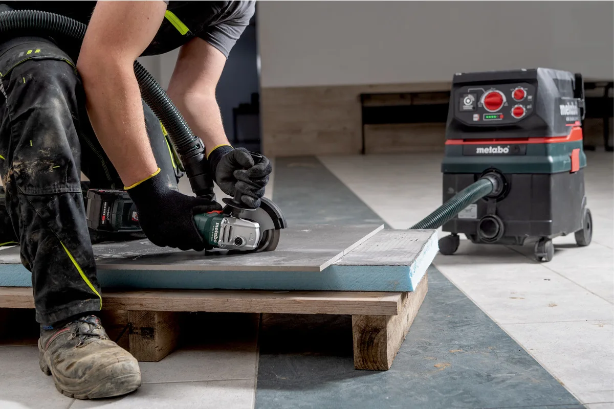 Акумуляторна кутова шліфмашина Metabo W 18 L 9-125, 125 мм, 18В, 2x4А·год, 8500 об/хв, вага 2.3 кг.