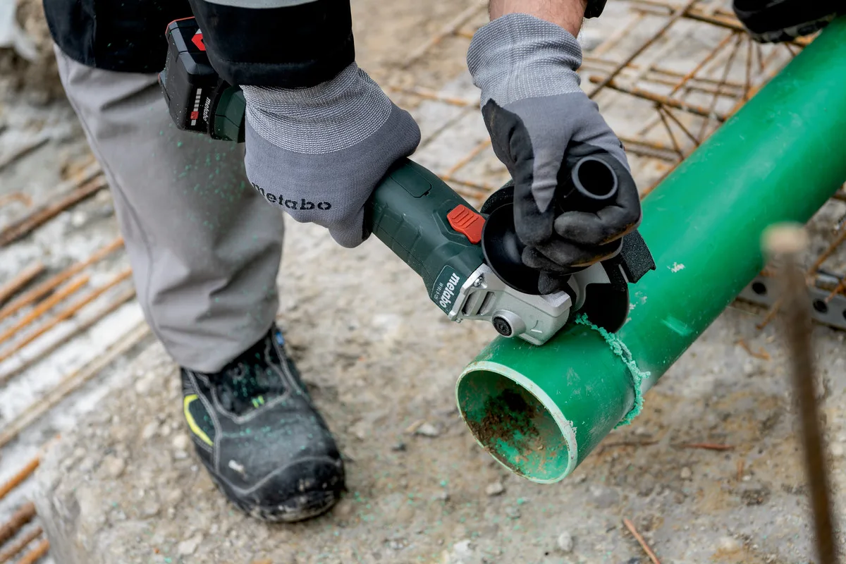 Акумуляторна кутова шліфмашина Metabo W 18 L 9-125, 125 мм, 18В, 2x4А·год, 8500 об/хв, вага 2.3 кг.