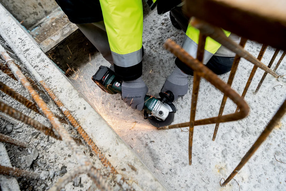 Акумуляторна кутова шліфмашина Metabo W 18 L 9-125, 125 мм, 18В, 2x4А·год, 8500 об/хв, вага 2.3 кг.