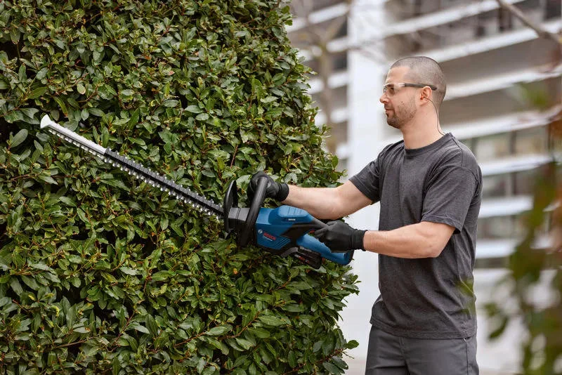 Акумуляторний кущоріз Bosch Professional GHE 18V-60, 18В, крок різу 23мм, вага 2.3кг, без акумулятора та зарядного пристрою.