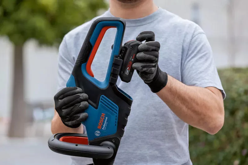 Акумуляторний кущоріз Bosch Professional GHE 18V-60, 18В, крок різу 23мм, вага 2.3кг, без акумулятора та зарядного пристрою.