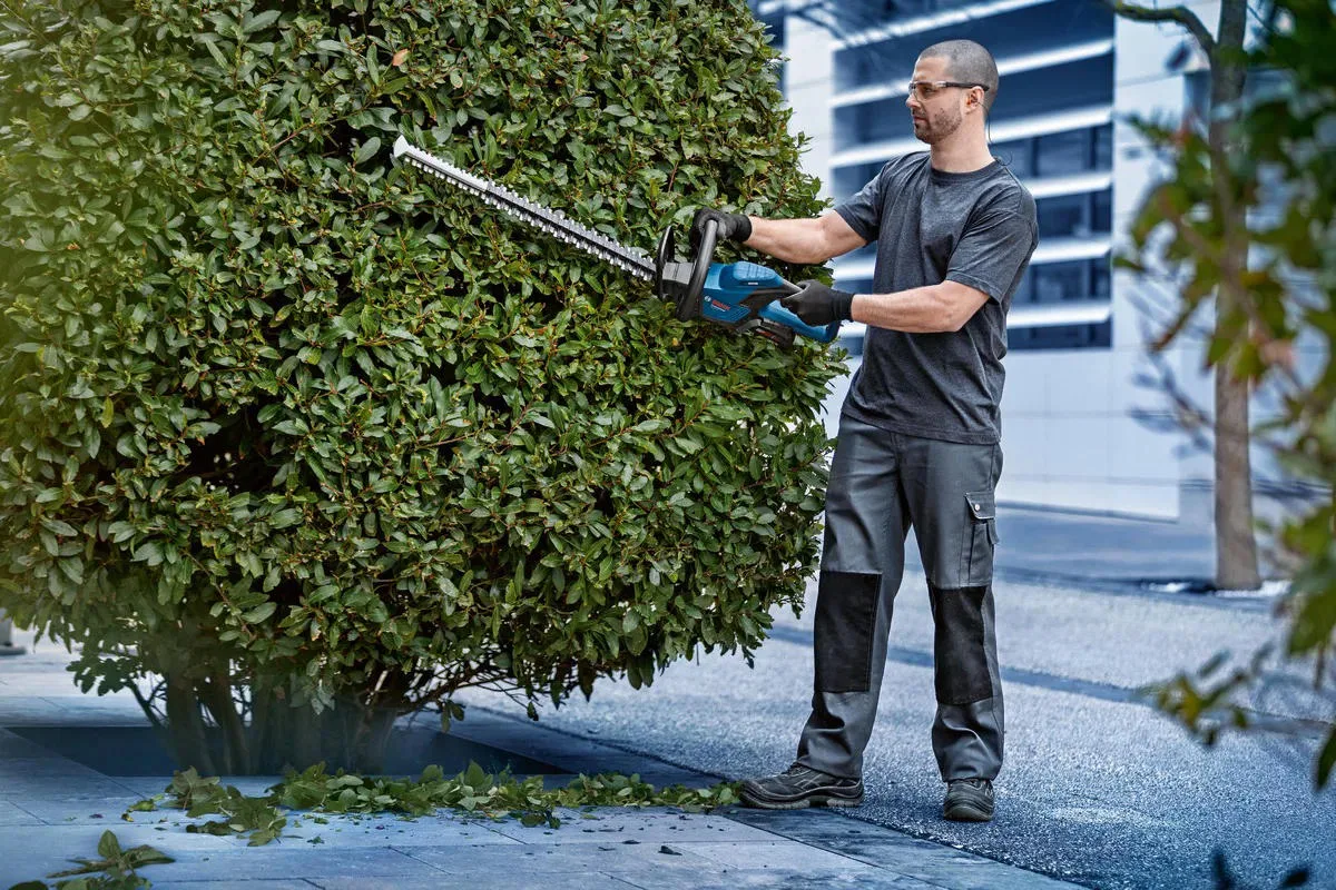 Акумуляторний кущоріз Bosch Professional GHE 18V-60, 18В, крок різу 23мм, вага 2.3кг, без акумулятора та зарядного пристрою.