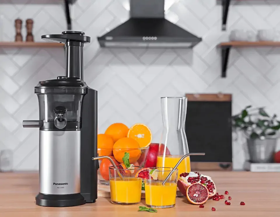 Соковыжималка Panasonic Viva Collection шнекового типа, 150 Вт, объем чаши 04 л, с пластиковыми и металлическими элементами, черного цвета