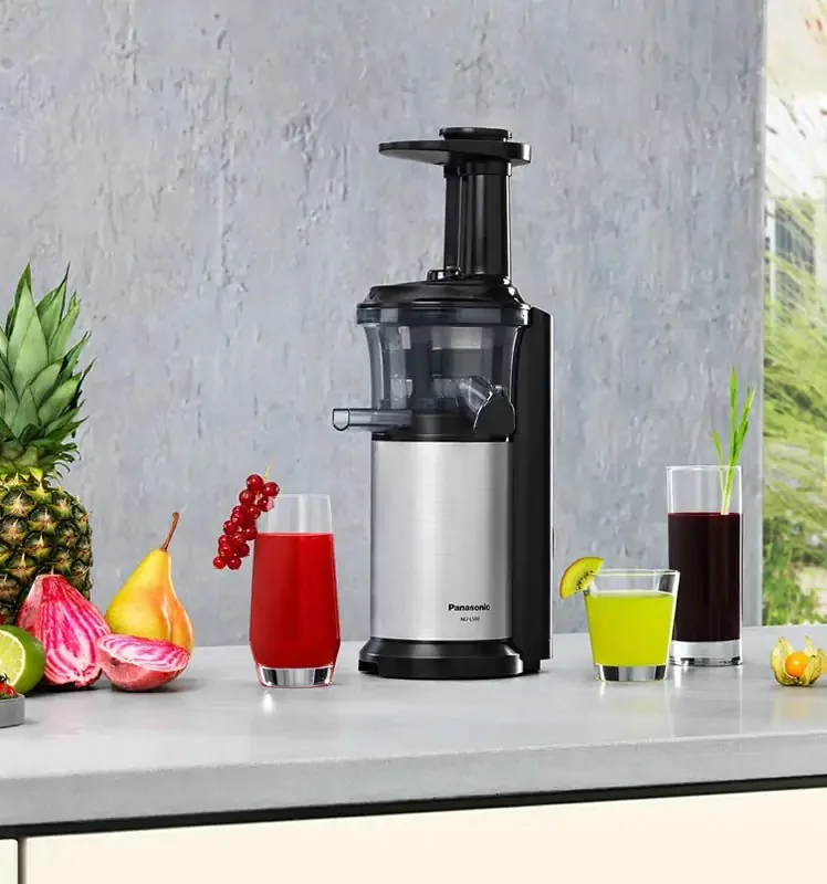Соковыжималка Panasonic Viva Collection шнекового типа, 150 Вт, объем чаши 04 л, с пластиковыми и металлическими элементами, черного цвета
