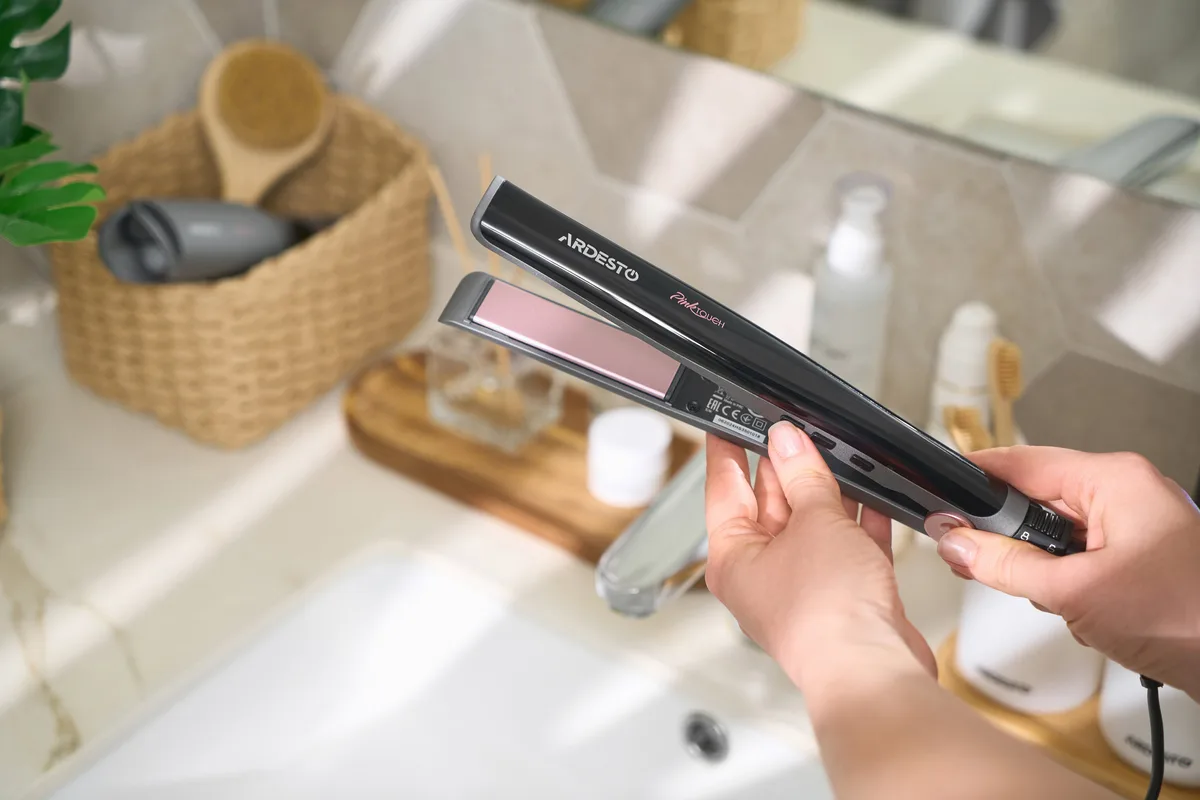 Выпрямитель ARDESTO Pink Elegance, 32Вт, 110-200°C, керамическое покрытие, серый с розовыми акцентами