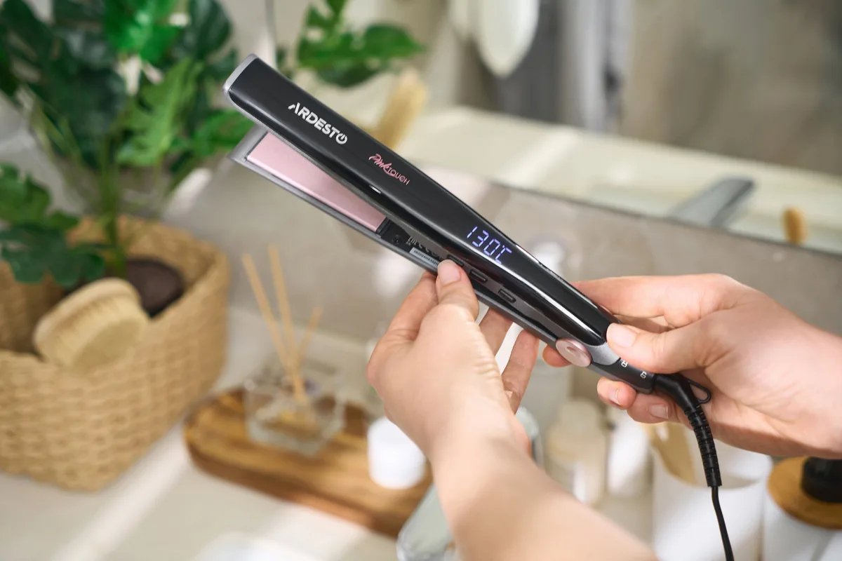 Выпрямитель ARDESTO Pink Elegance, 32Вт, 110-200°C, керамическое покрытие, серый с розовыми акцентами