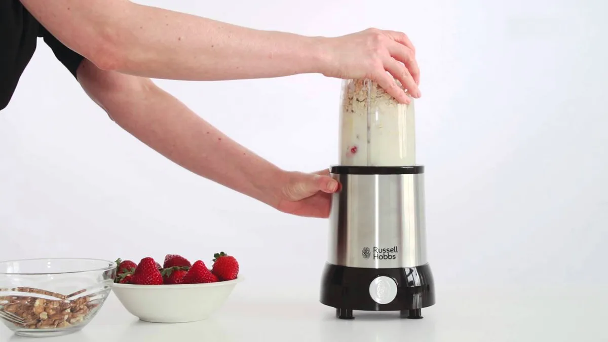 Блендер Russell Hobbs стаціонарний Nutri Boost 700Вт, ємність чаші 700мл, подрібнювач 300мл, кольорова гама: чорний з сріблом.