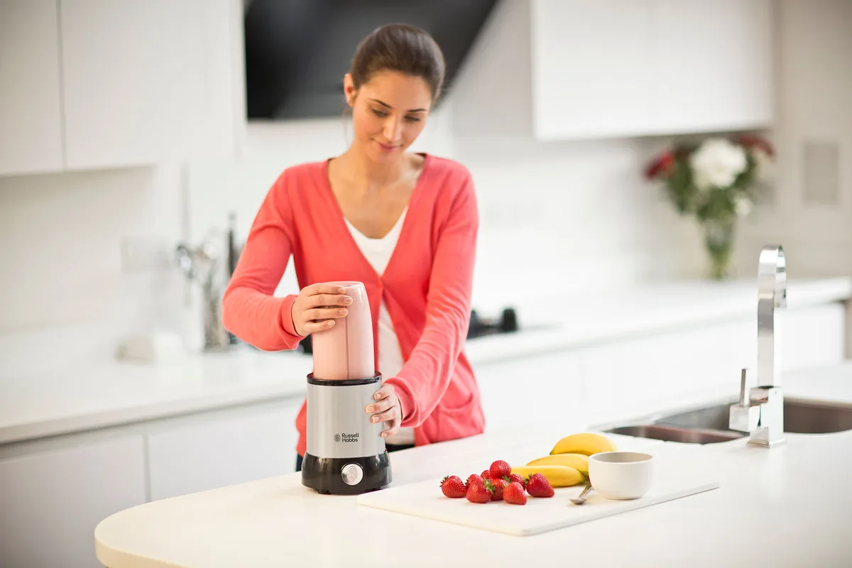 Блендер Russell Hobbs стаціонарний Nutri Boost 700Вт, ємність чаші 700мл, подрібнювач 300мл, кольорова гама: чорний з сріблом.