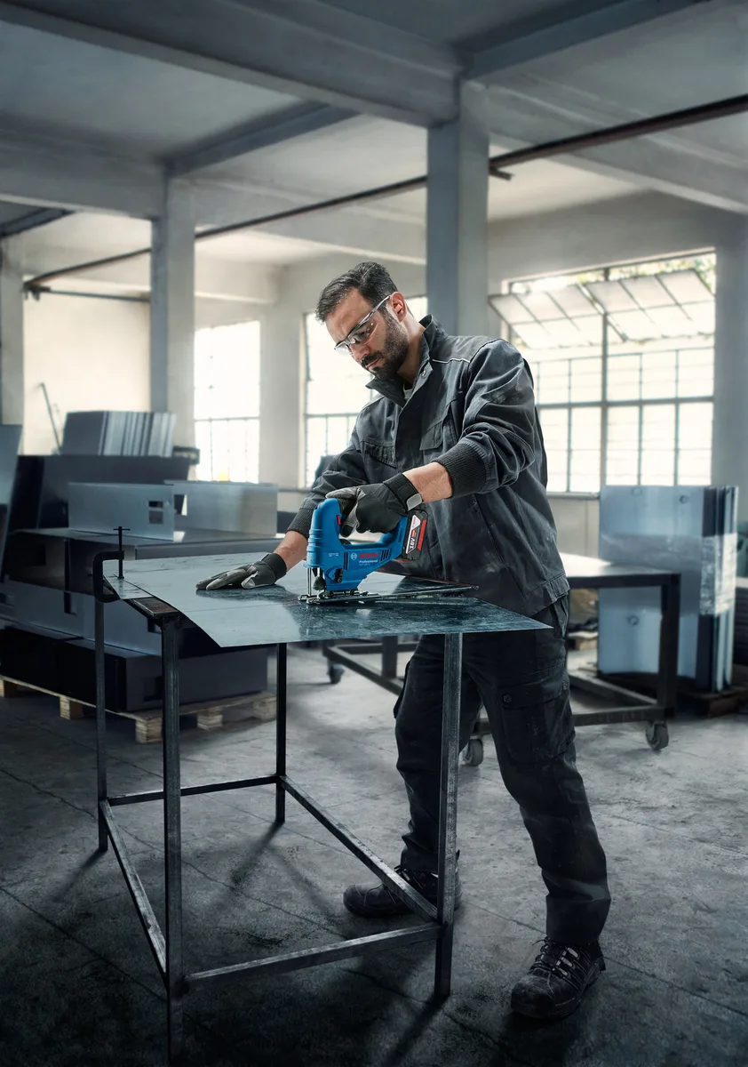 Акумуляторний лобзик Bosch Professional GST 183-LI 18В, 0-3300 об/хв, хід 20 мм, вага 1.6 кг, без акумулятора та зарядного пристро