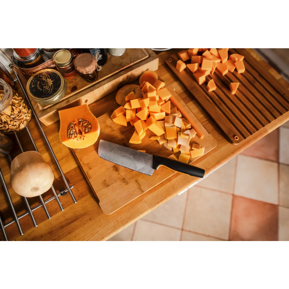 Кухонний ніж для нарізки овочів Fiskars Functional Form, 15.8 см, з нержавіючої сталі, з пластиковою ручкою, чорний.