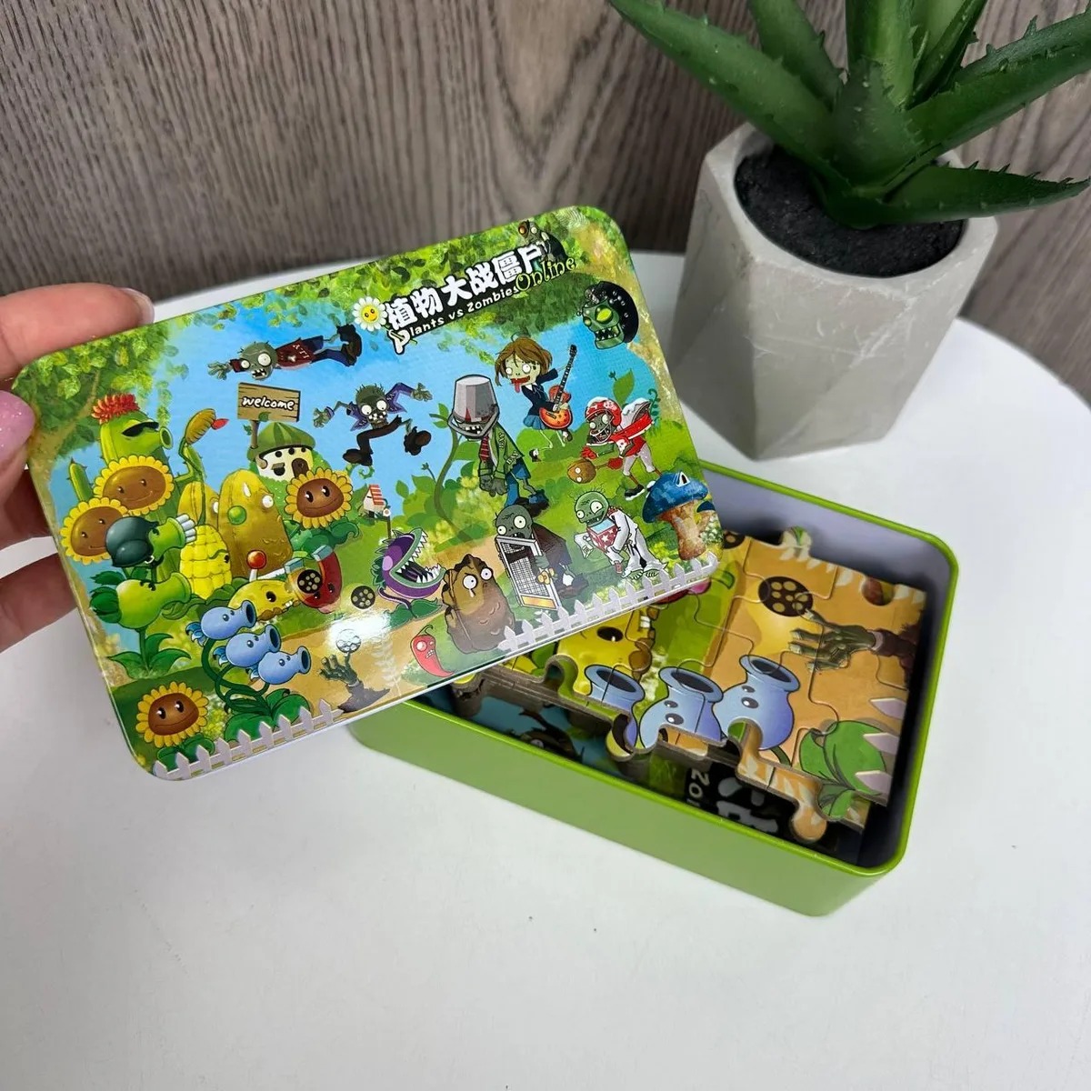 Дитячі пазли 100 деталей металеві коробочка 29х23 см різні кольори Plants vs Zombies