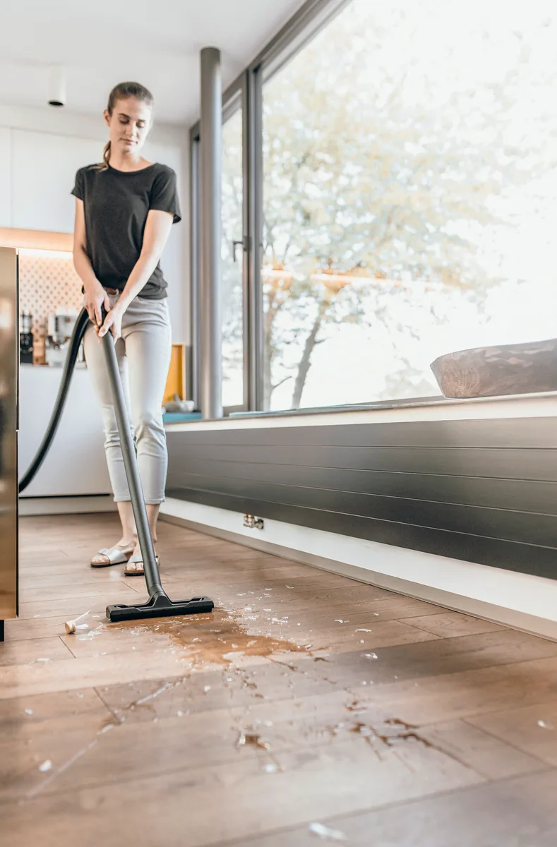 Професійний пилосос Karcher WD 2 Plus V-12/4/18/C, 1000 Вт, з контейнером об'ємом 12 л, вага 4.25 кг.