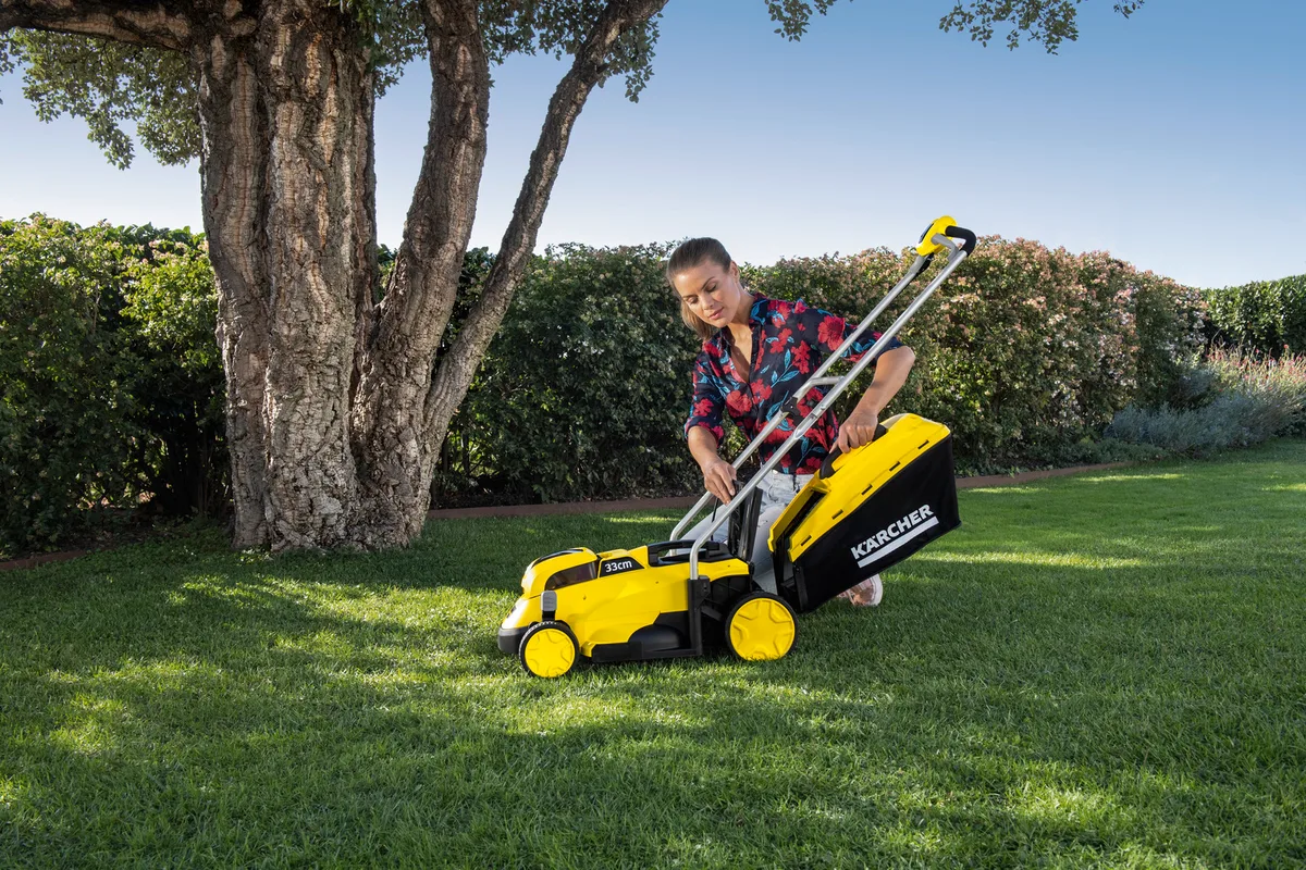 Аккумуляторная газонокосилка Karcher LMO 18-33, 18В, 33 см, высота скашивания 35-65 мм, без батареи и зарядного устройства