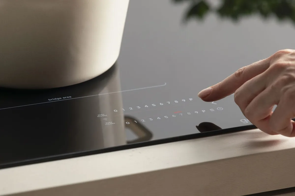 Индукционная варочная поверхность Gorenje, 60 см, с функцией PowerBoost, сенсорным управлением, Wi-Fi и расширенной зоной приготовления, черная