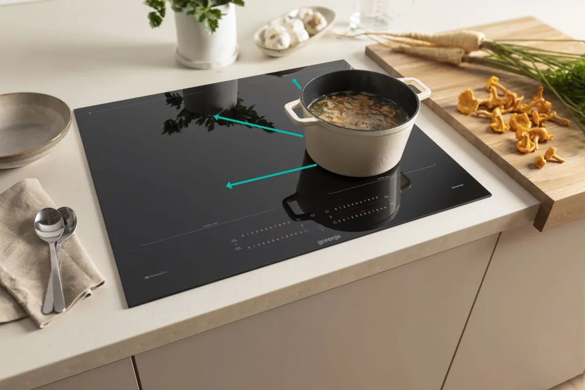 Индукционная варочная поверхность Gorenje, 60 см, с функцией PowerBoost, сенсорным управлением, Wi-Fi и расширенной зоной приготовления, черная