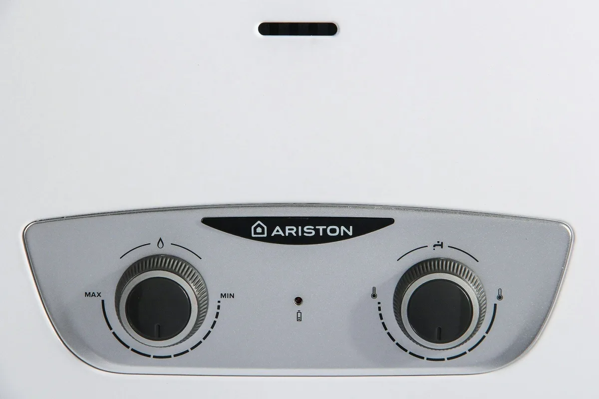 Газовая колонка Ariston FAST R ONM 11 NG RU 11л/мин 18,5кВт с батарейным розжигом