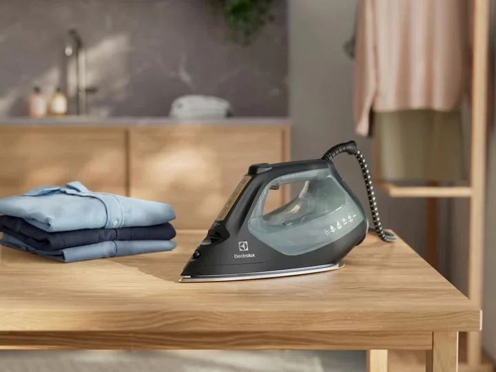 Утюг Electrolux, 2600Вт, 370мл, паровой удар 240гр, алюминиевая подошва, электронное управление, зелено-черного цвета