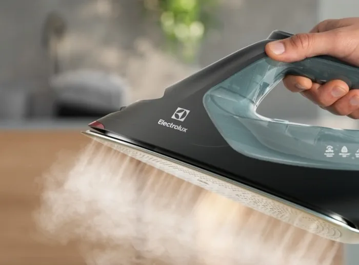 Утюг Electrolux, 2600Вт, 370мл, паровой удар 240гр, алюминиевая подошва, электронное управление, зелено-черного цвета