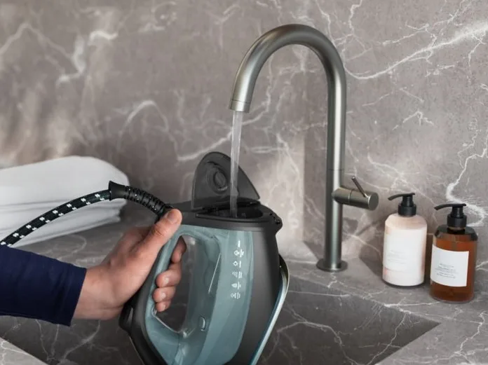 Утюг Electrolux, 2600Вт, 370мл, паровой удар 240гр, алюминиевая подошва, электронное управление, зелено-черного цвета