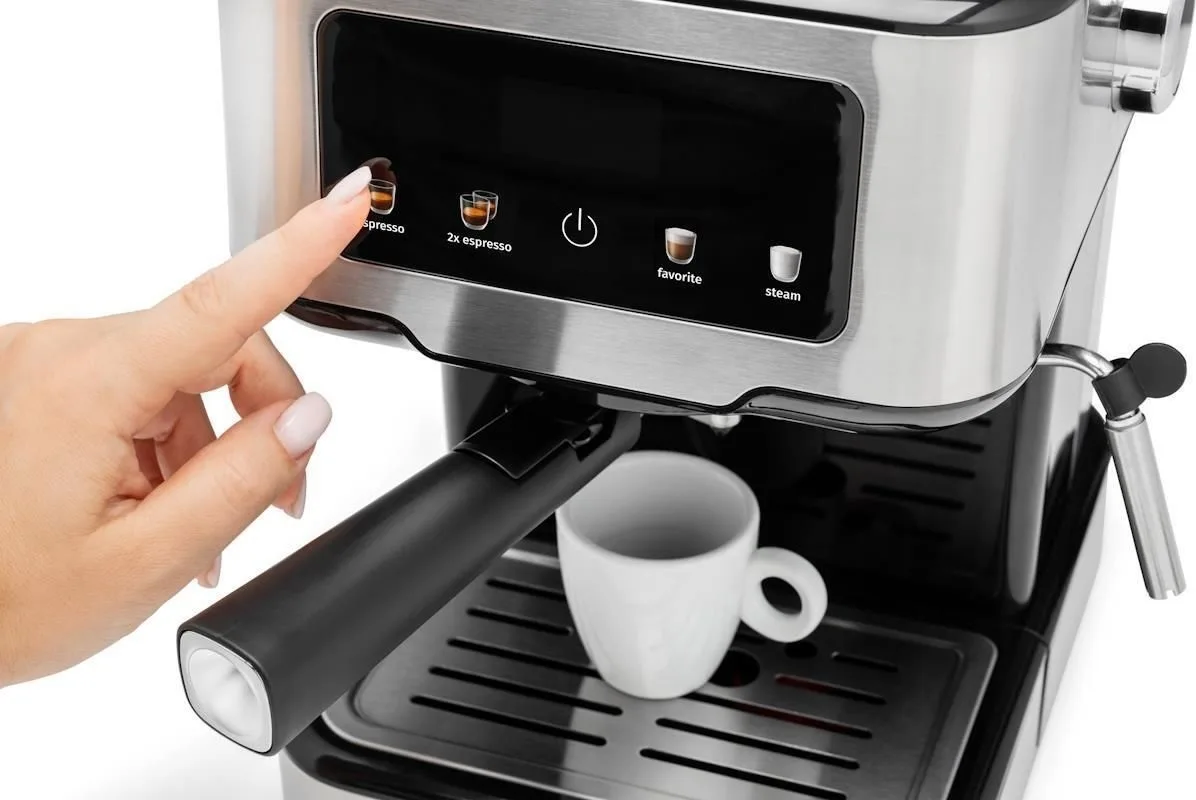 Кавоварка Gorenje ріжкового типу 1.5 л, для меленої кави, з ручним капучинатором, з нержавіючої сталі.