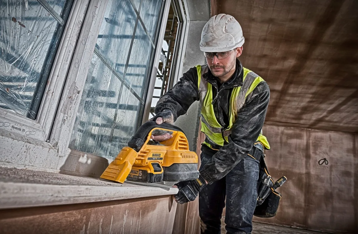 Акумуляторний пилосос DeWalt 18В XR Li-ion, контейнер 1 л, продуктивність 954 л/хв, вага 1.8 кг, без батареї та зарядного пристрою