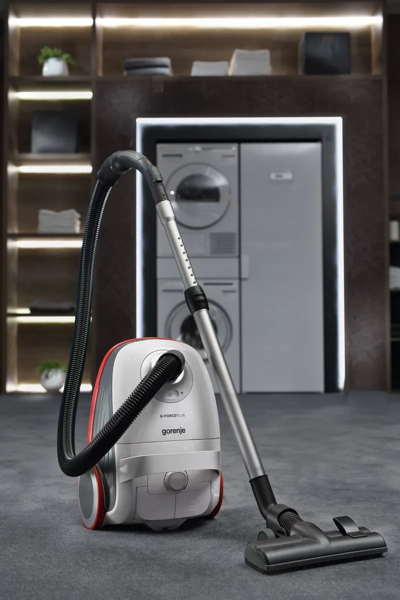 Пилосос Gorenje з мішком, потужність 700 Вт, об'єм 3 л, фільтр HEPA, щітка Xpand Zone, телескопічна труба, червоного кольору.