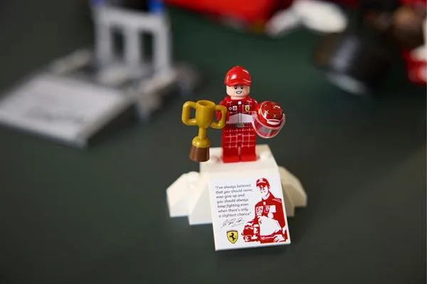 LEGO Icons Ferrari F2004 Конструктор 735 деталей Червоний