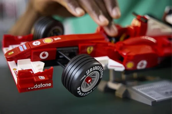LEGO Icons Ferrari F2004 Конструктор 735 деталей Червоний