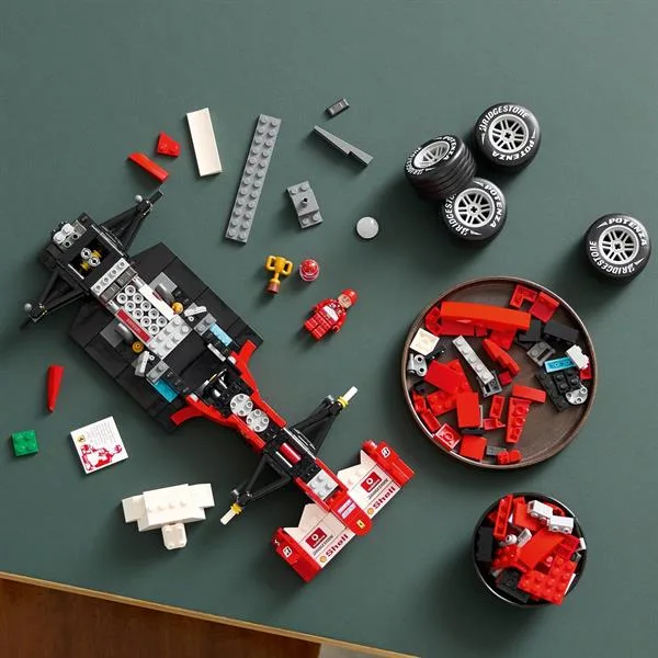LEGO Icons Ferrari F2004 Конструктор 735 деталей Червоний